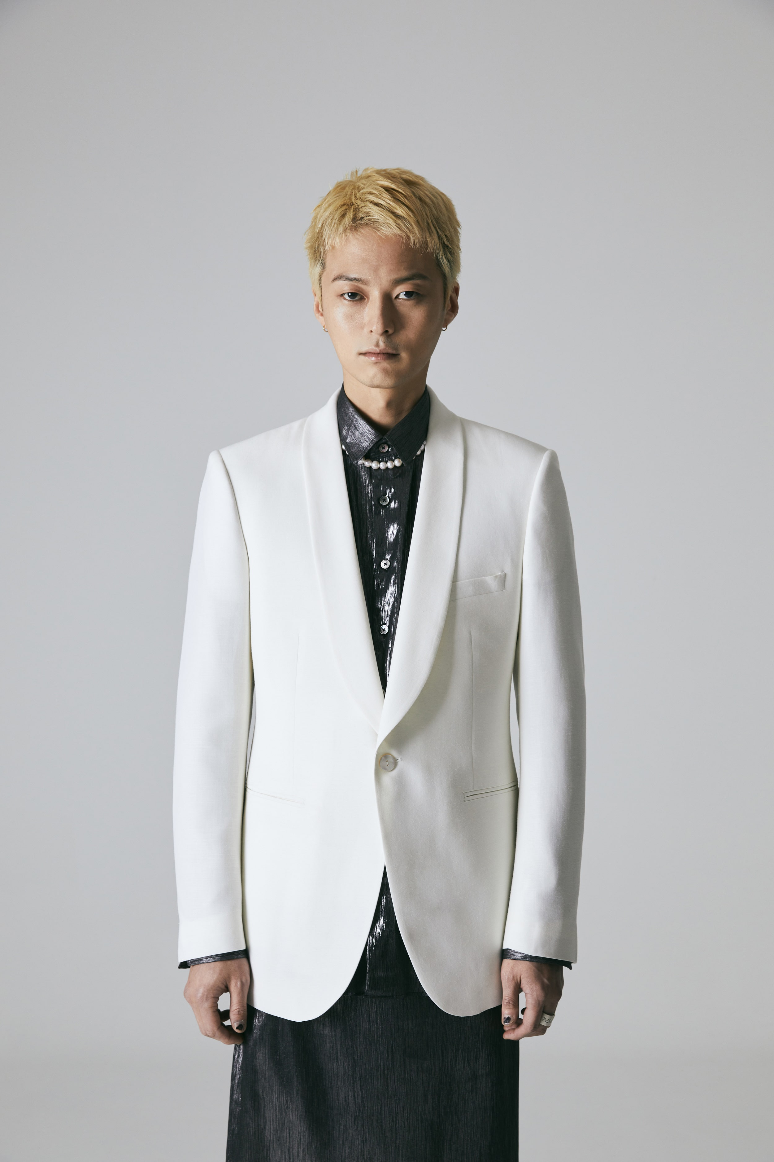 ONE BUTTON SHAWL COLLAR JACKET IN WHITE