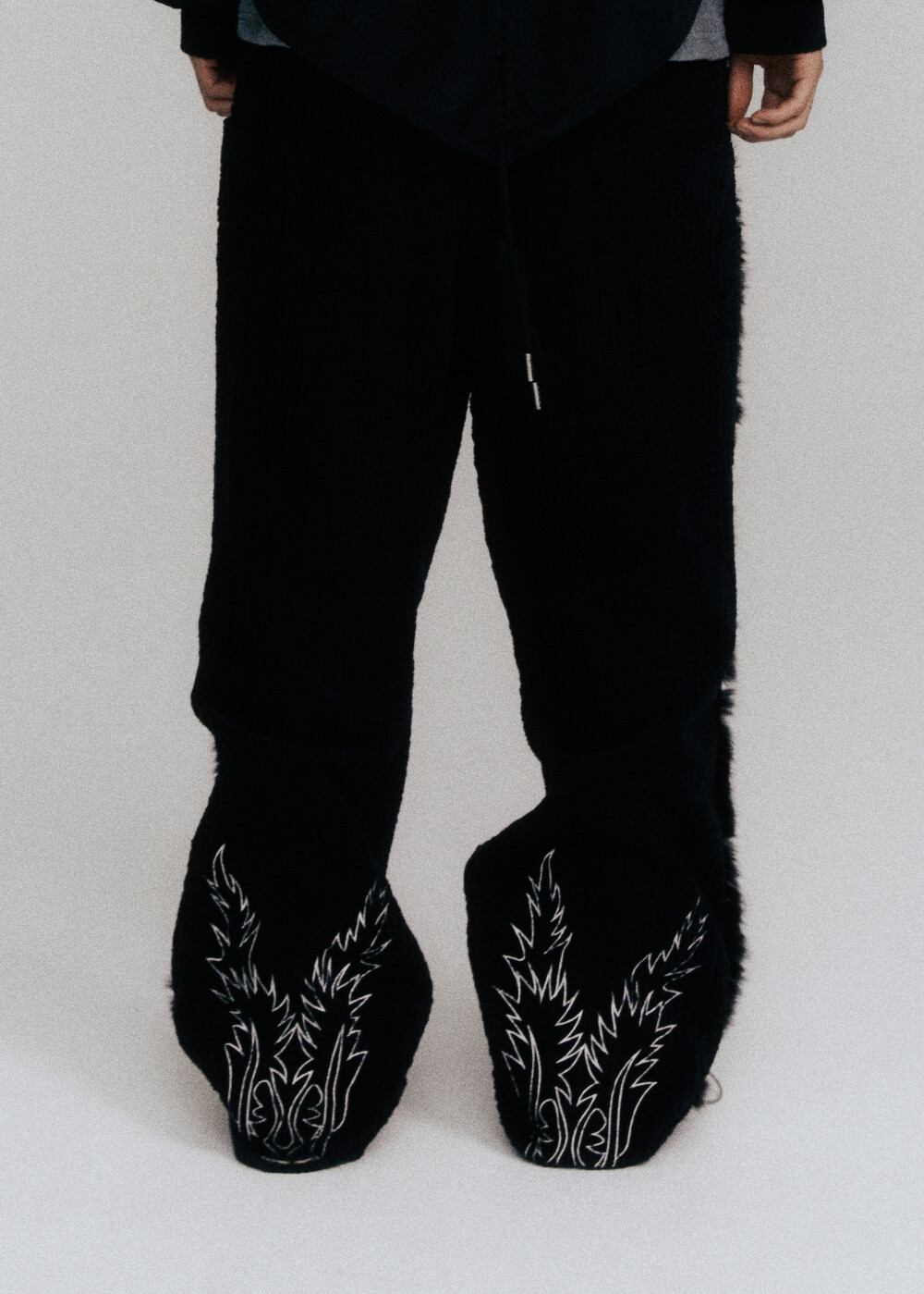 SIDE STUDDED WITH FUR DETAIL CORDUROY PANTS (BLACK)