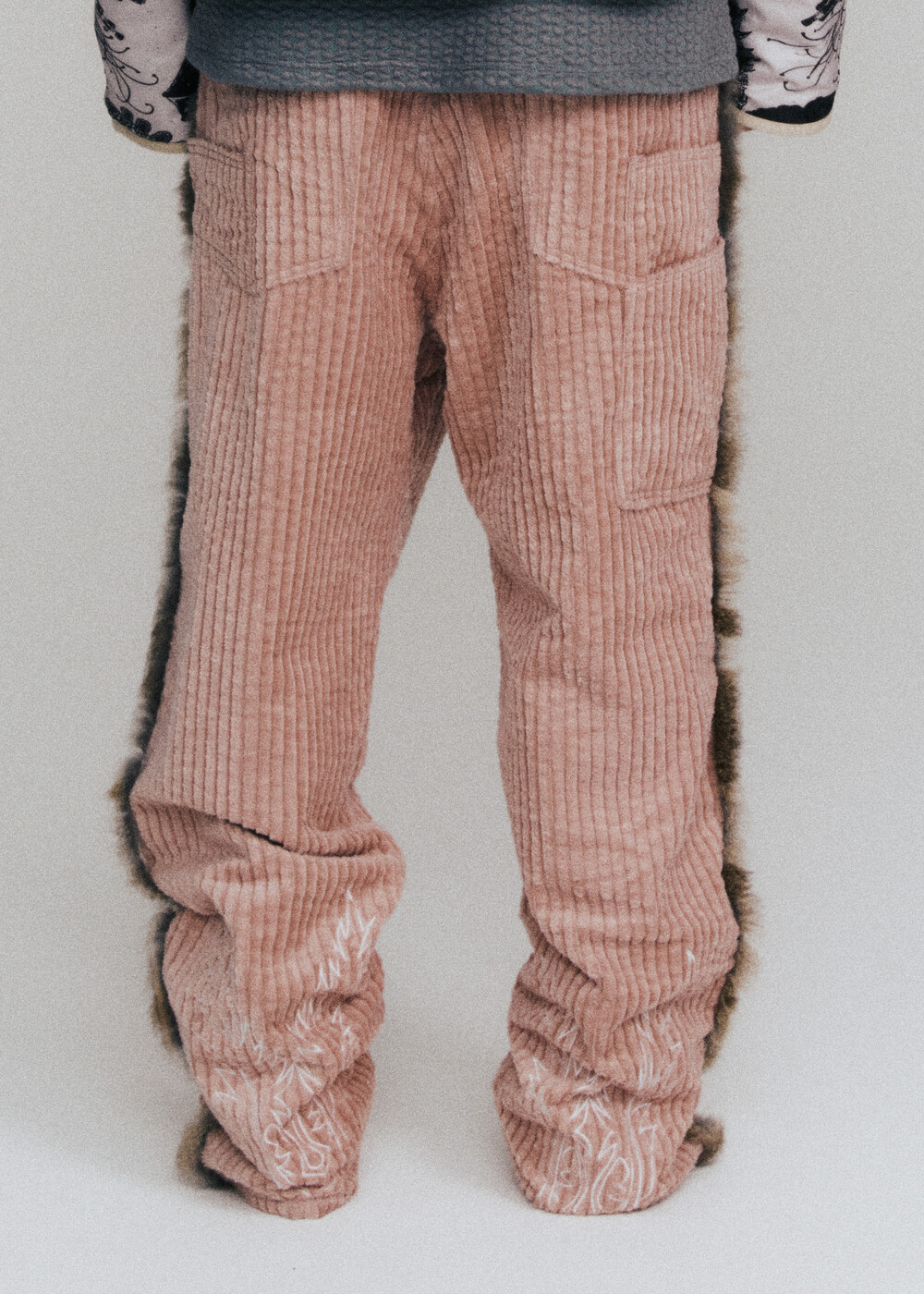 SIDE STUDDED WITH FUR DETAIL CORDUROY PANTS (PINK)