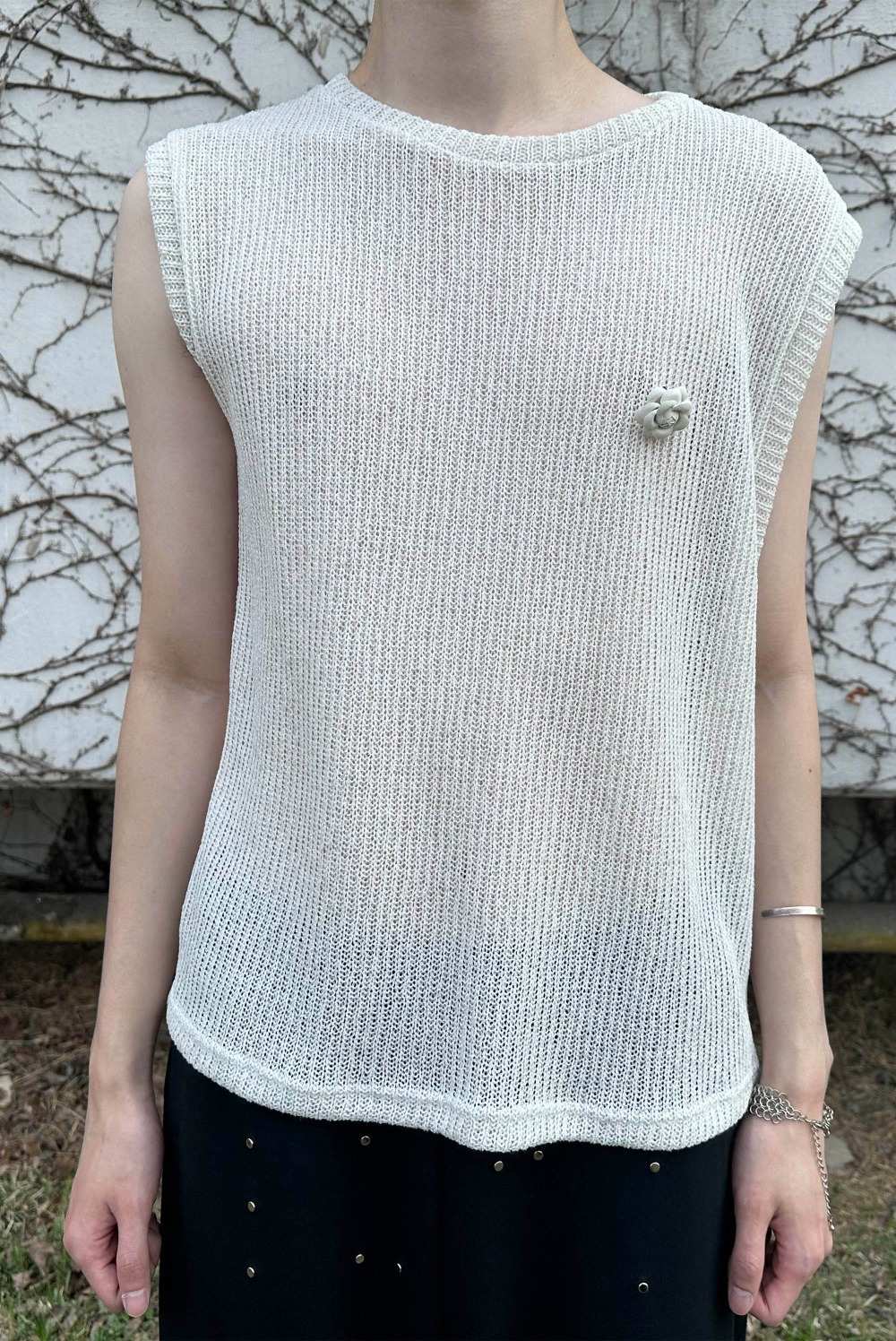 Asymmetric knit vest &amp; brooch (Melange White)